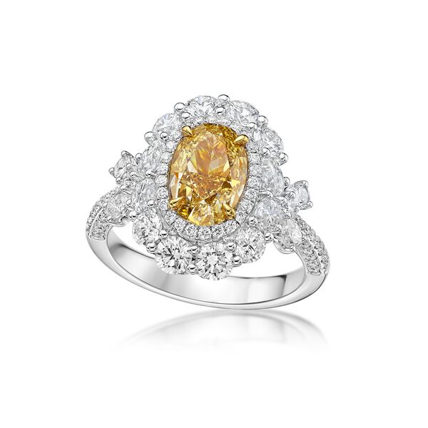 Bague &agrave; diamant orang&eacute;e et halo